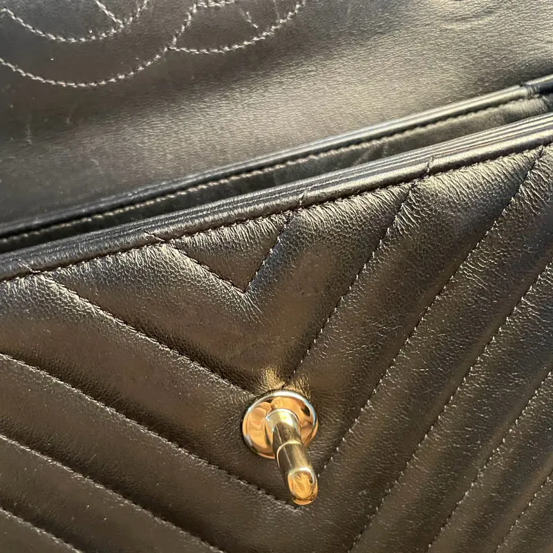 Chanel – Trendy CC – Mittelgroße Flap-Tasche aus Lammleder mit Chevron-Muster in Schwarz