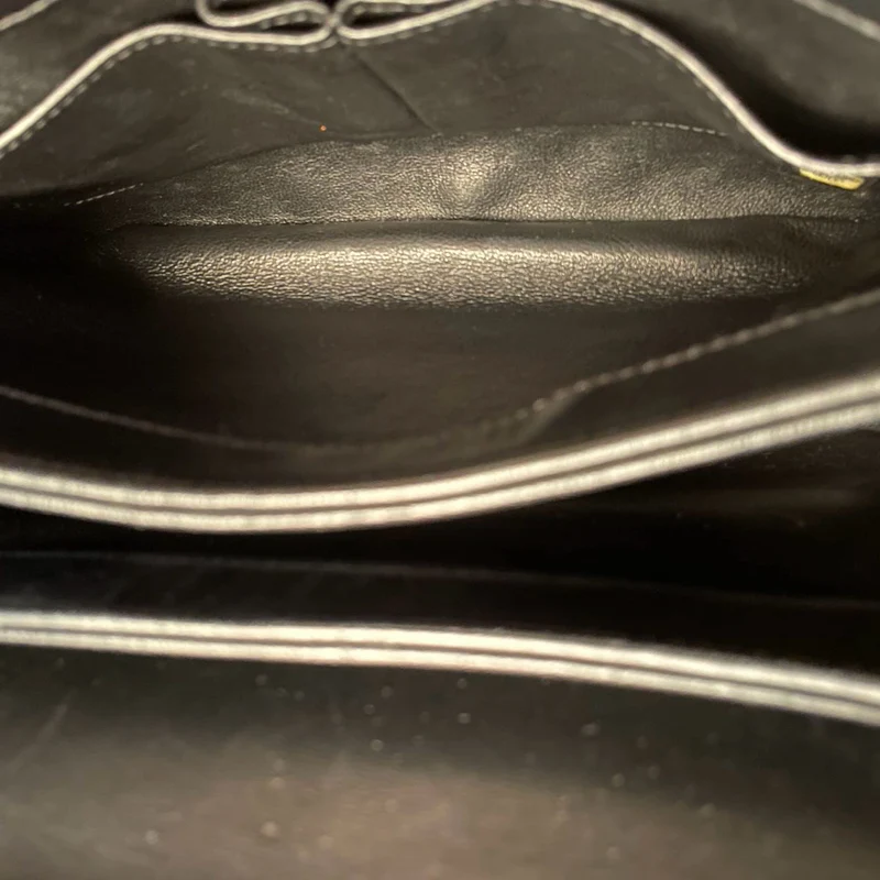 Chanel – Trendy CC – Mittelgroße Flap-Tasche aus Lammleder mit Chevron-Muster in Schwarz