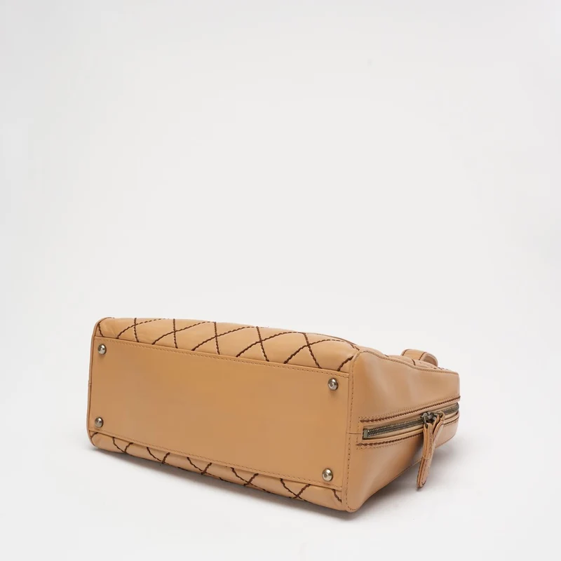 Chanel Kontrast Bowler Handtasche Beige