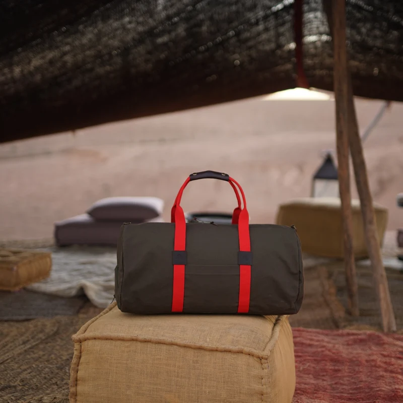 Dufflebag -L- KHAKI mit rotem Gurtband