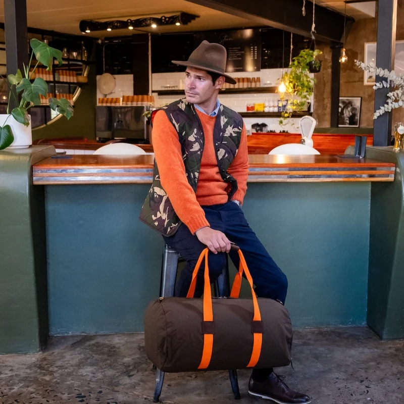 Dufflebag -L- KHAKI mit orangenem Gurtband