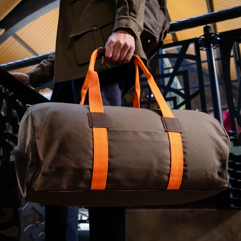 Dufflebag -L- KHAKI mit orangenem Gurtband