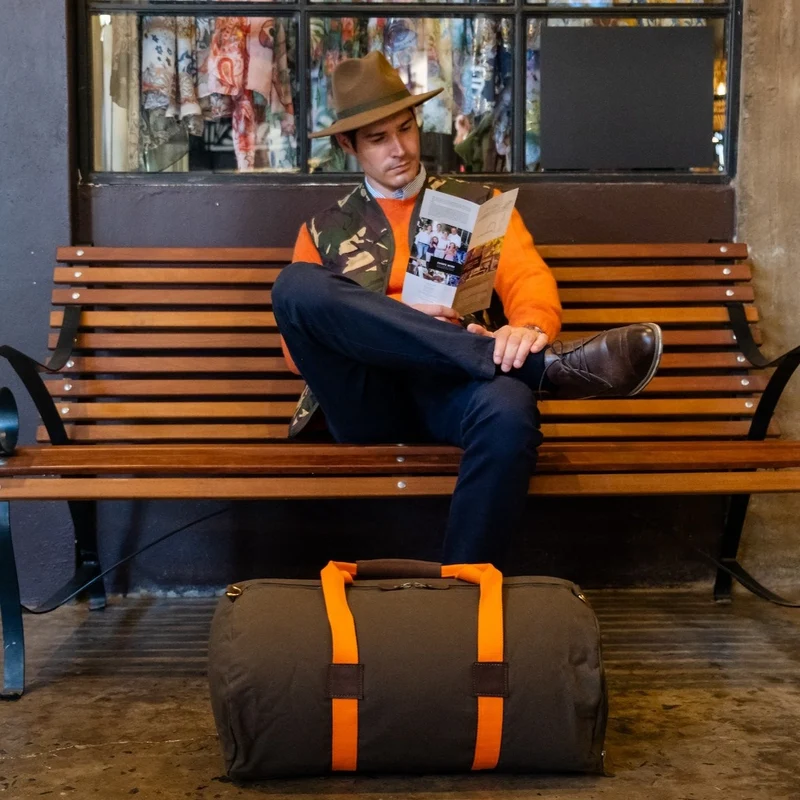 Dufflebag -L- KHAKI mit orangenem Gurtband