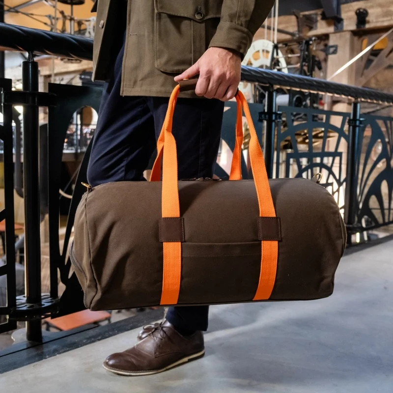 Dufflebag -L- KHAKI mit orangenem Gurtband