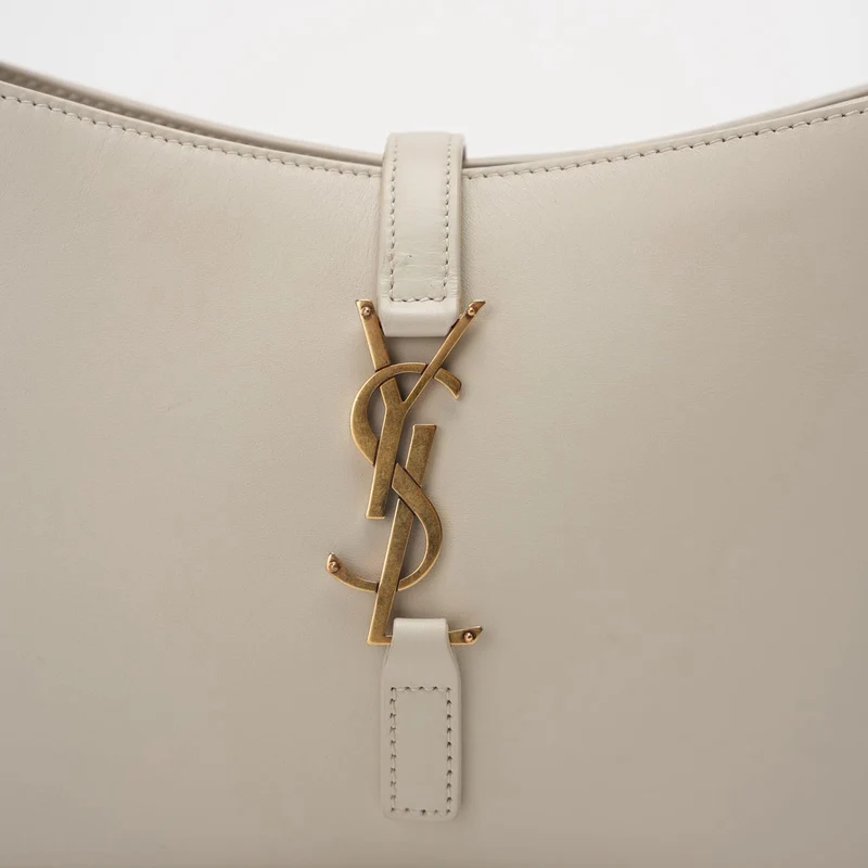 Saint Laurent Le 5 à 7 Schultertasche aus Leder in Cremeweiß mit goldener Hardware