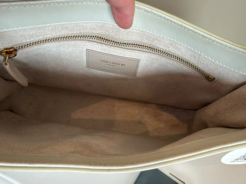 Saint Laurent Le 5 à 7 Schultertasche aus Leder in Cremeweiß mit goldener Hardware