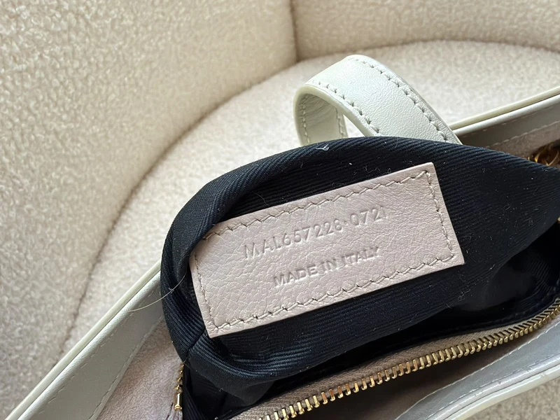 Saint Laurent Le 5 à 7 Schultertasche aus Leder in Cremeweiß mit goldener Hardware