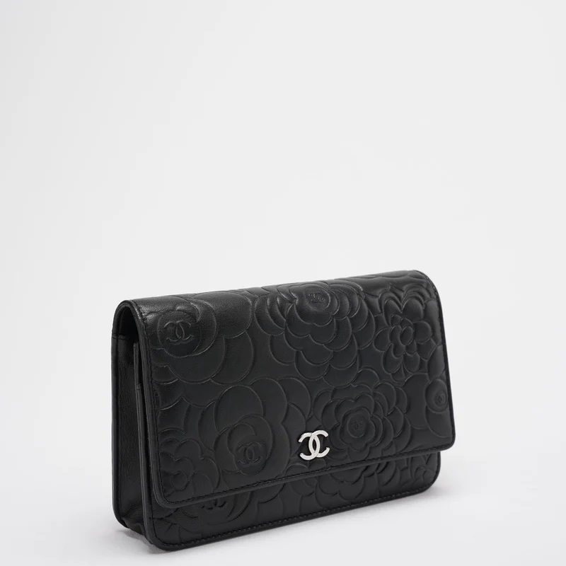 Chanel Geldbörse mit Kette (Woc) Kamelie Schwarzes Lammleder Silber Hardware