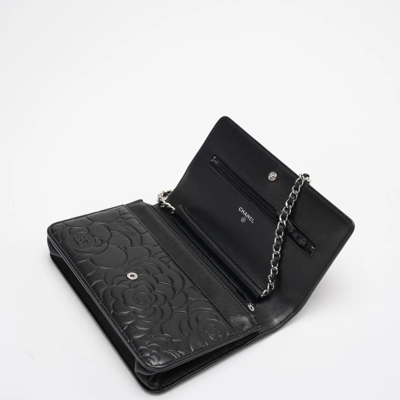 Chanel Geldbörse mit Kette (Woc) Kamelie Schwarzes Lammleder Silber Hardware