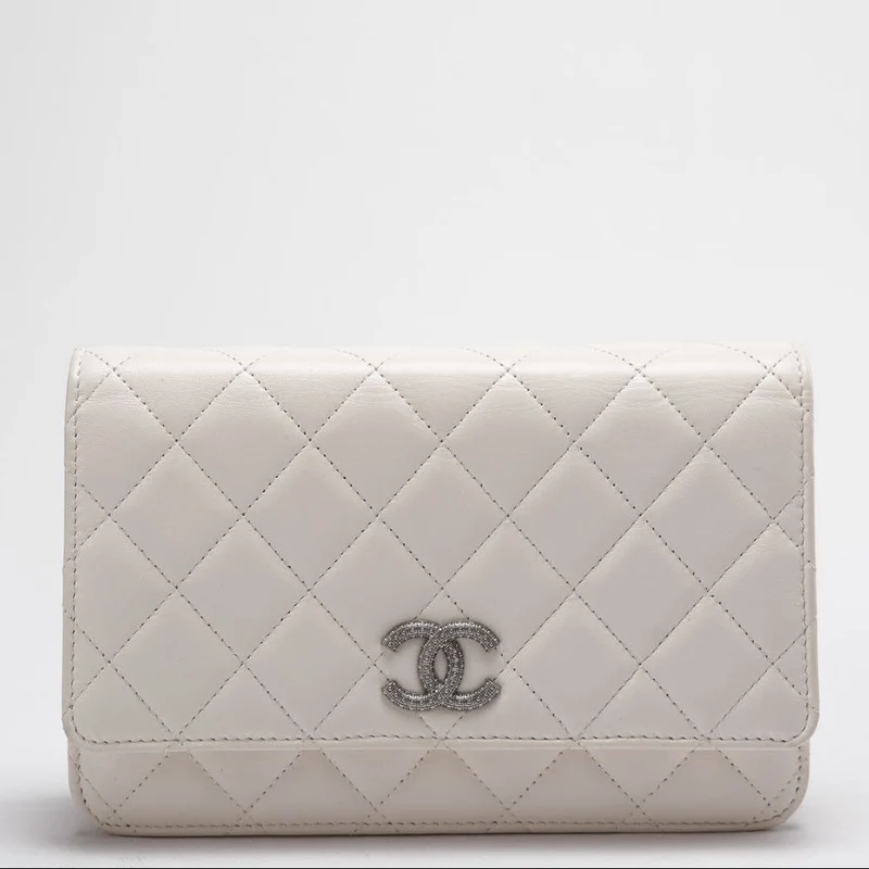 Chanel – Geldbörse mit Kette – Zeitlose/klassische Umhängetasche aus Leder in Weiß mit silbernen Kristallbeschlägen