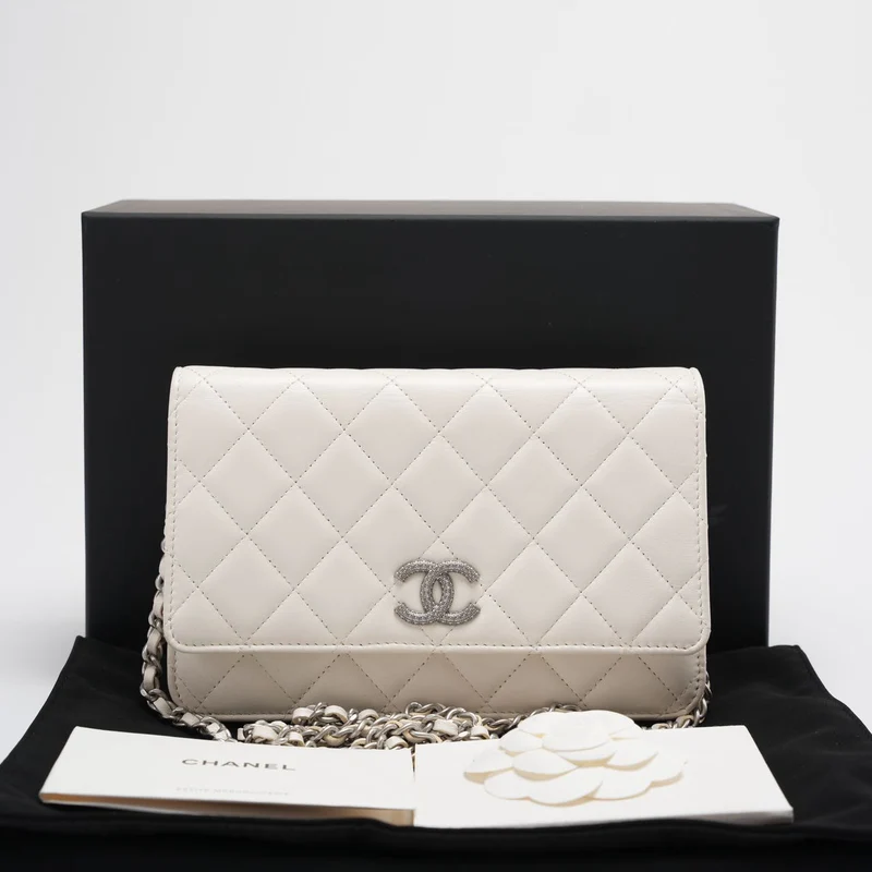 Chanel – Geldbörse mit Kette – Zeitlose/klassische Umhängetasche aus Leder in Weiß mit silbernen Kristallbeschlägen