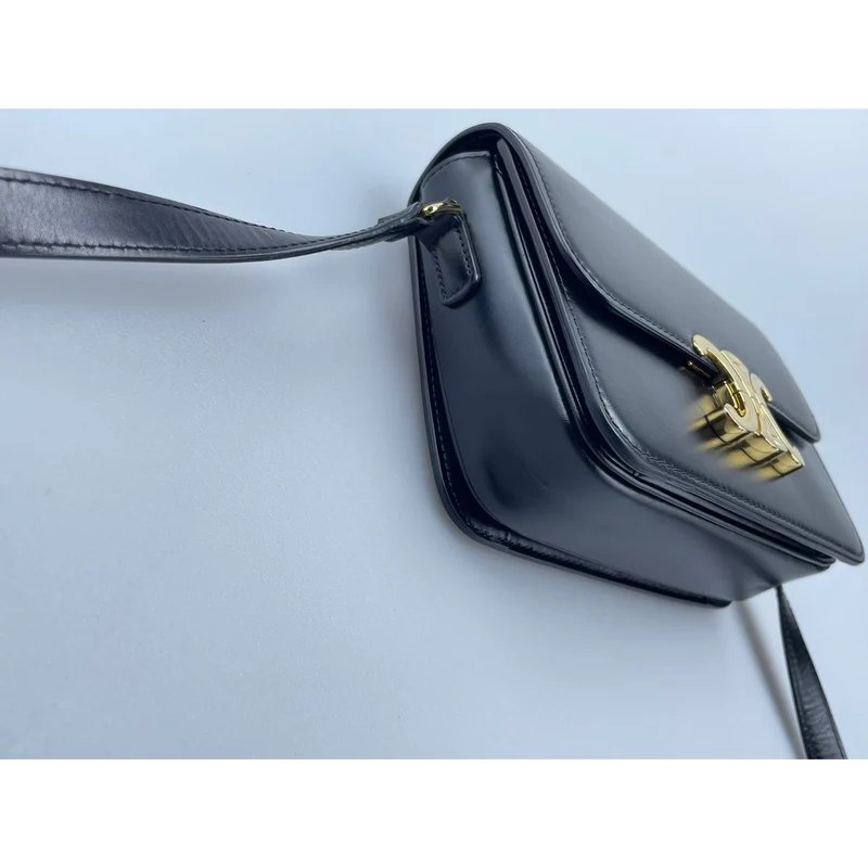 Celine Black Teen Triomphe Tasche aus glänzendem Kalbsleder mit goldenen Beschlägen