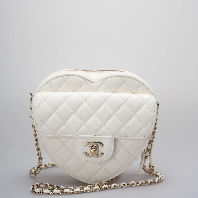 Chanel Big Heart Bag CC In Love Clutch aus gestepptem Lammleder mit Kette in Weiß