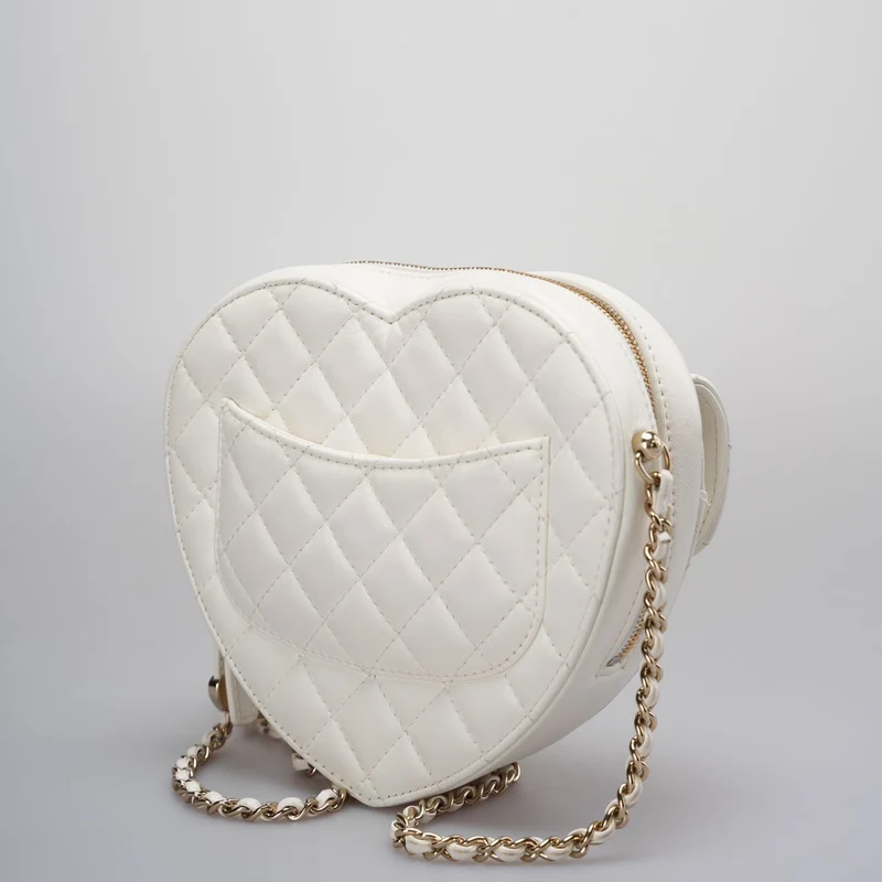 Chanel Big Heart Bag CC In Love Clutch aus gestepptem Lammleder mit Kette in Weiß