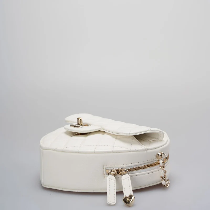 Chanel Big Heart Bag CC In Love Clutch aus gestepptem Lammleder mit Kette in Weiß