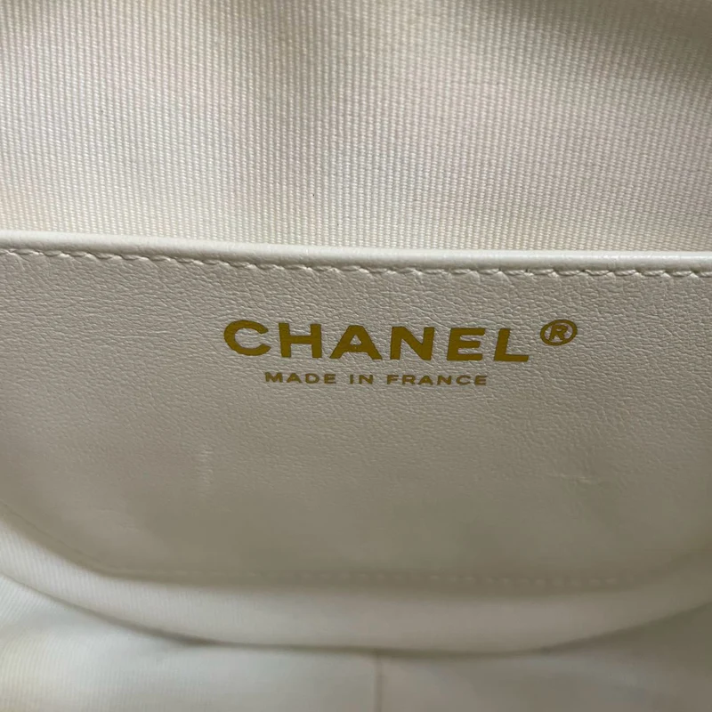 Chanel Big Heart Bag CC In Love Clutch aus gestepptem Lammleder mit Kette in Weiß