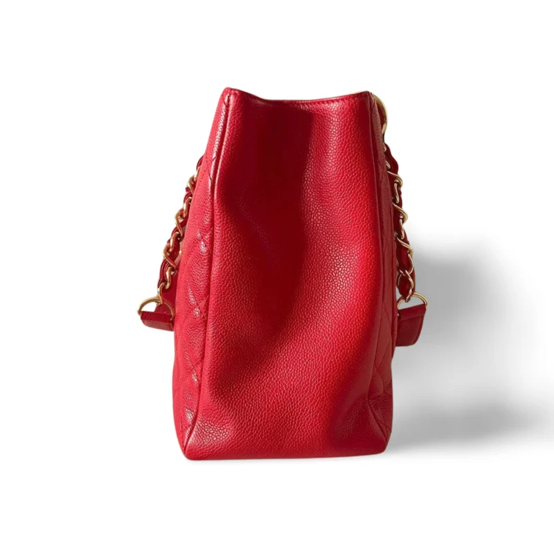 Rote mittelgroße Einkaufstasche von Chanel mit goldenen Beschlägen