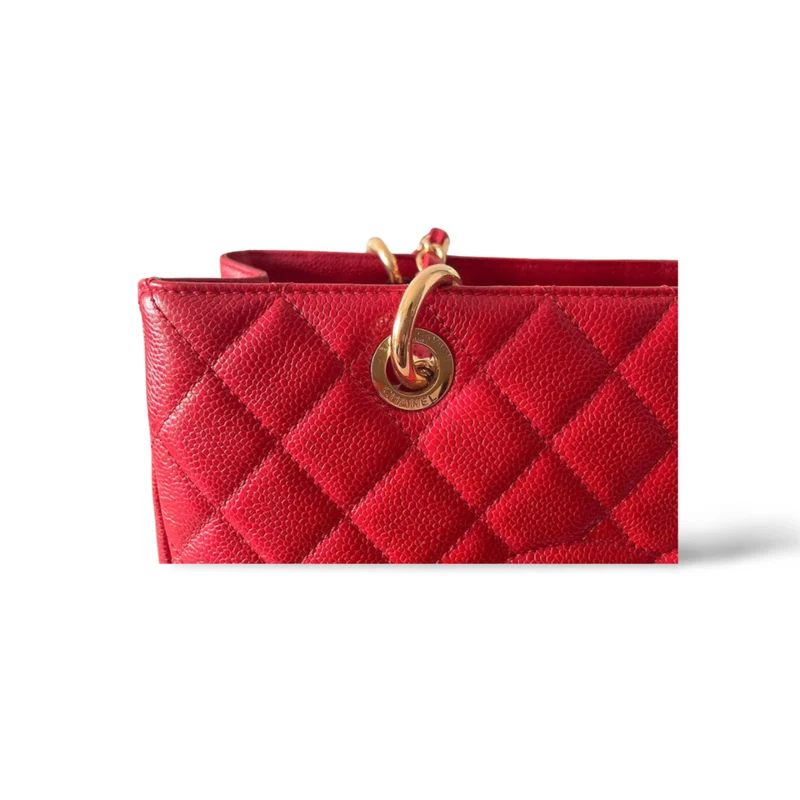 Rote mittelgroße Einkaufstasche von Chanel mit goldenen Beschlägen