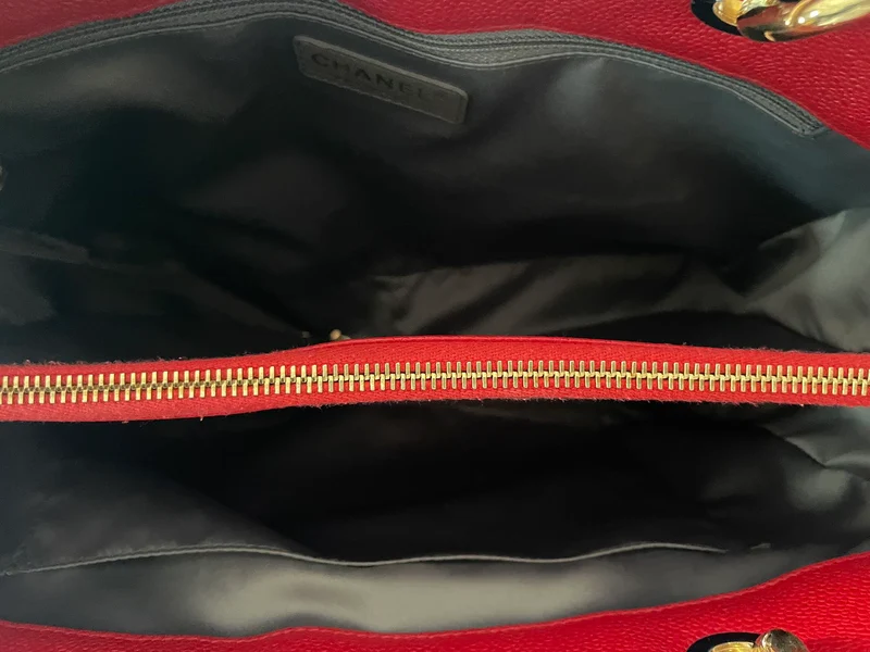 Rote mittelgroße Einkaufstasche von Chanel mit goldenen Beschlägen