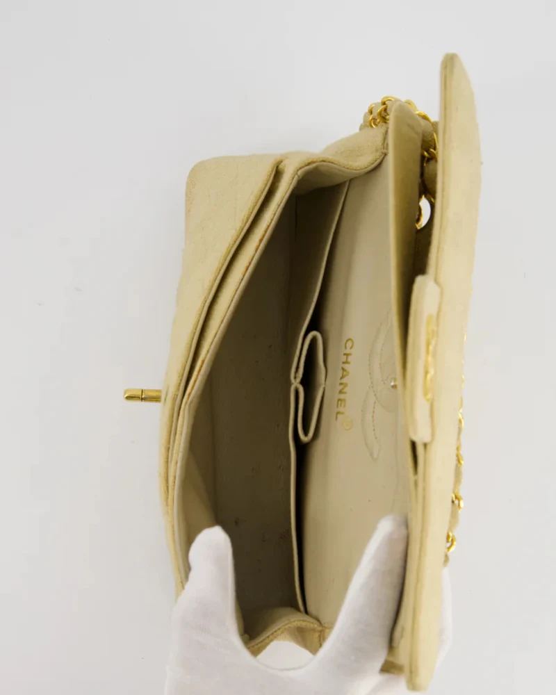 Chanel Vintage Beige kleine Stofftasche mit Doppelklappe und 24 Karat Goldbeschlägen