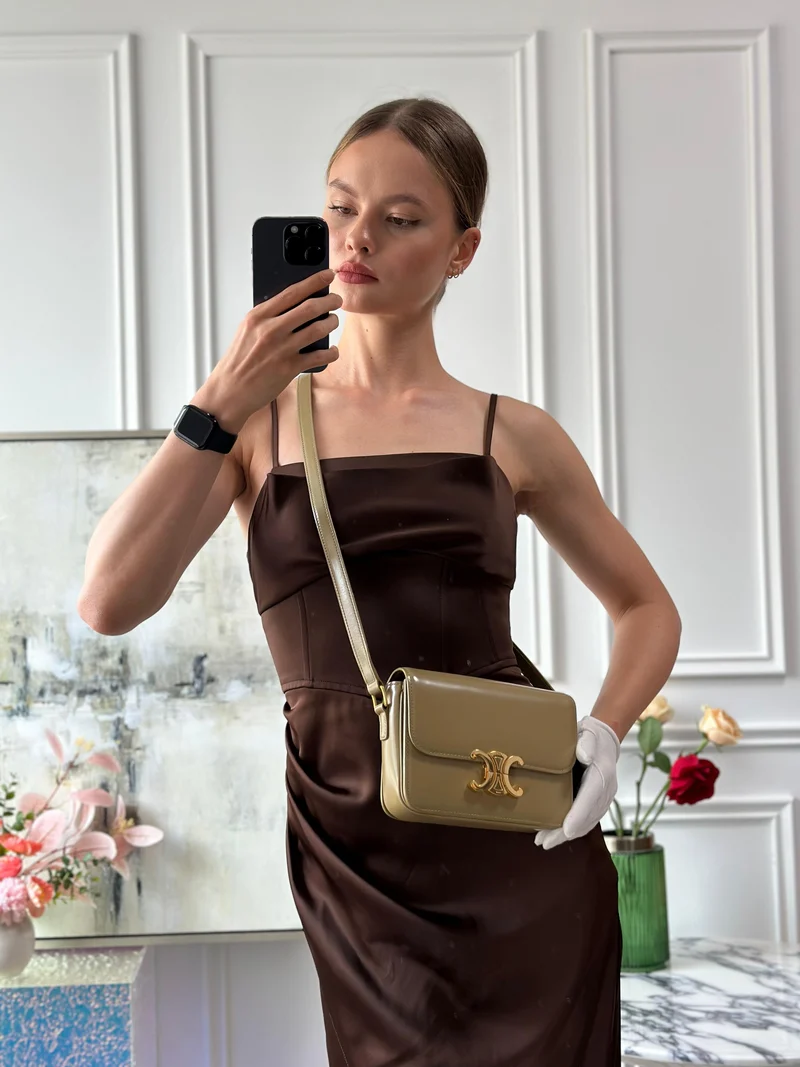 Celine Classic Triomphe Tasche aus glänzendem Kalbsleder in Rauchbraun