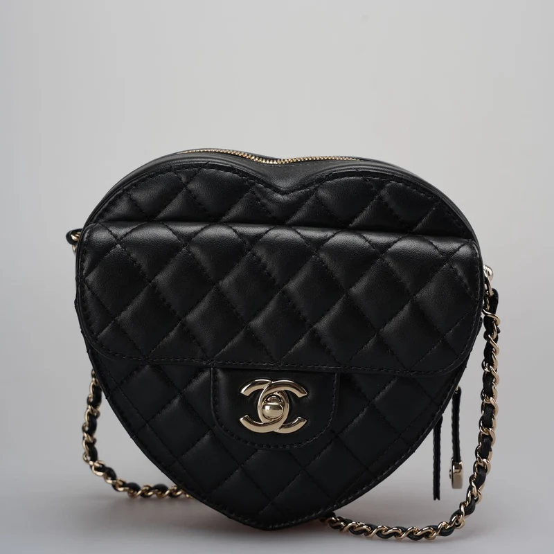 Chanel – CC In Love – Große Clutch aus gestepptem Lammleder mit Herz und Kette in Schwarz