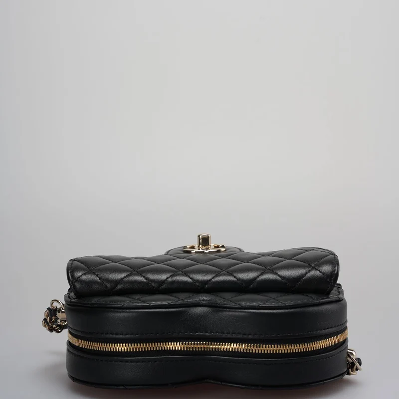 Chanel – CC In Love – Große Clutch aus gestepptem Lammleder mit Herz und Kette in Schwarz