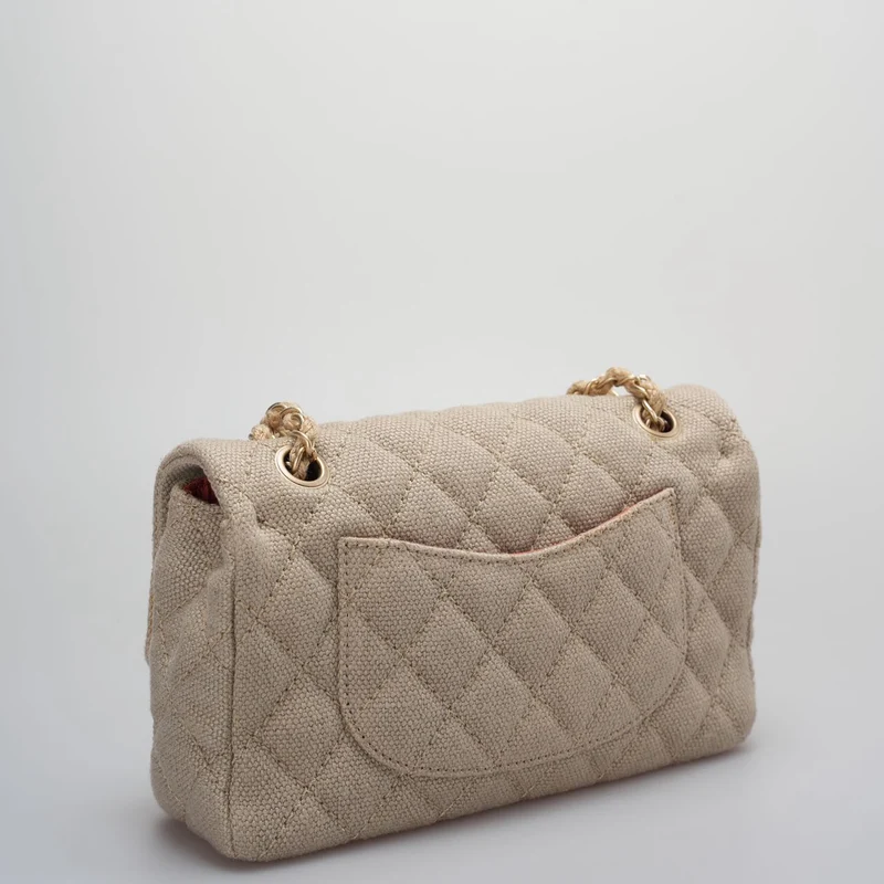 Chanel – Timeless – Gesteppte mittelgroße Klappe aus Leinen in Beige