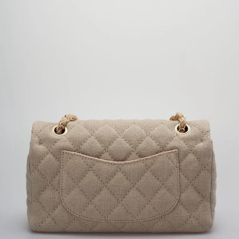 Chanel – Timeless – Gesteppte mittelgroße Klappe aus Leinen in Beige