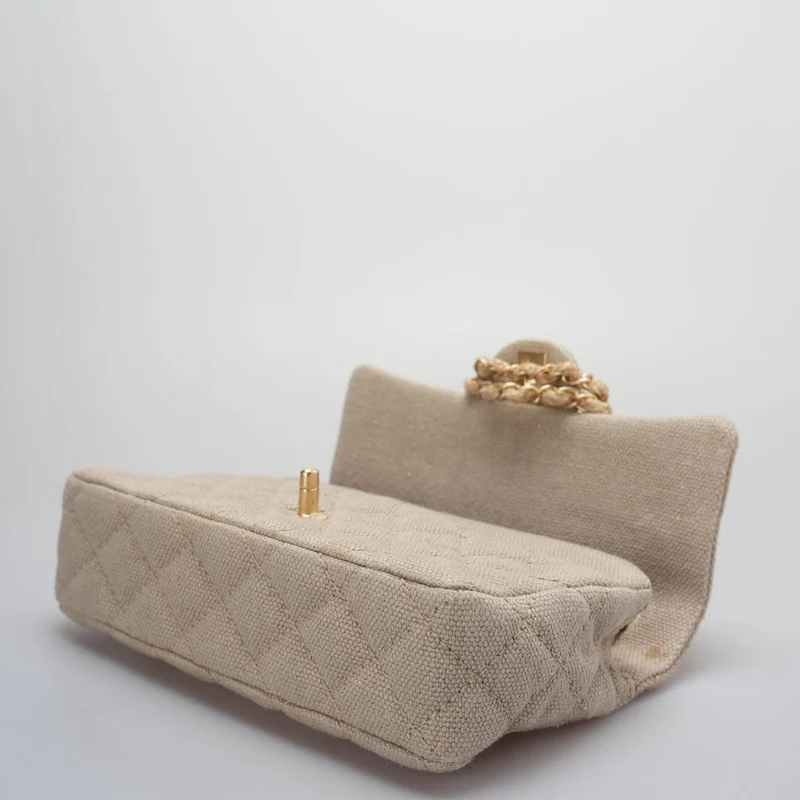 Chanel – Timeless – Gesteppte mittelgroße Klappe aus Leinen in Beige