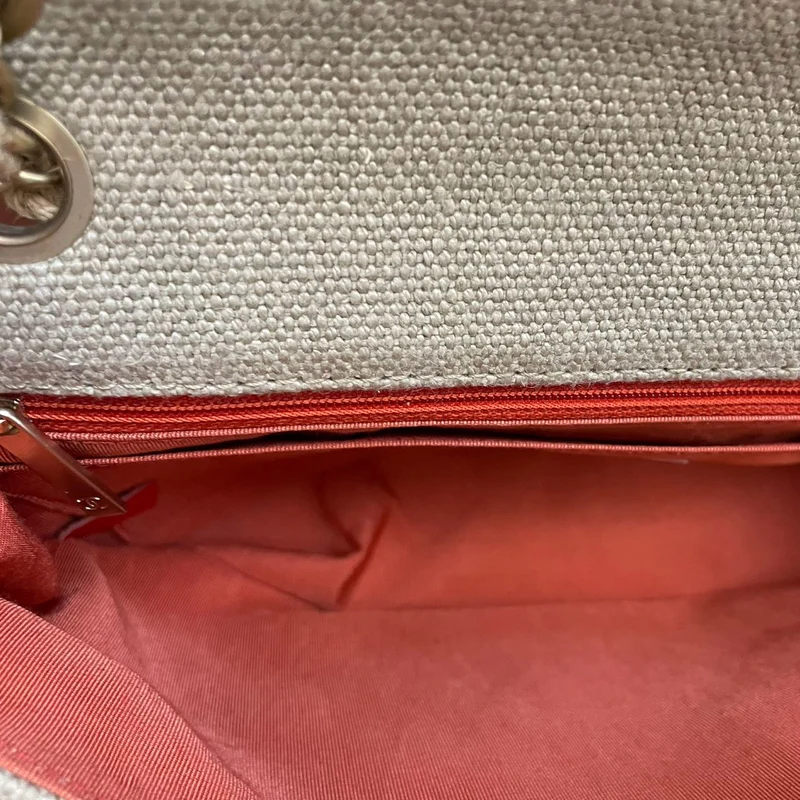 Chanel – Timeless – Gesteppte mittelgroße Klappe aus Leinen in Beige