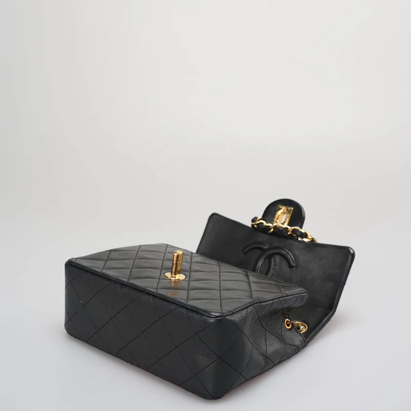 Chanel Vintage Timeless Mini Square Classic Flap Bag in Schwarz mit 24 Karat Goldbeschlägen