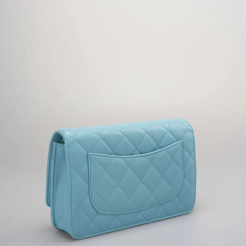 Chanel Hellblaue Woc-Geldbörse an der Kette, klassische Tasche aus Lammleder mit goldenen Beschlägen