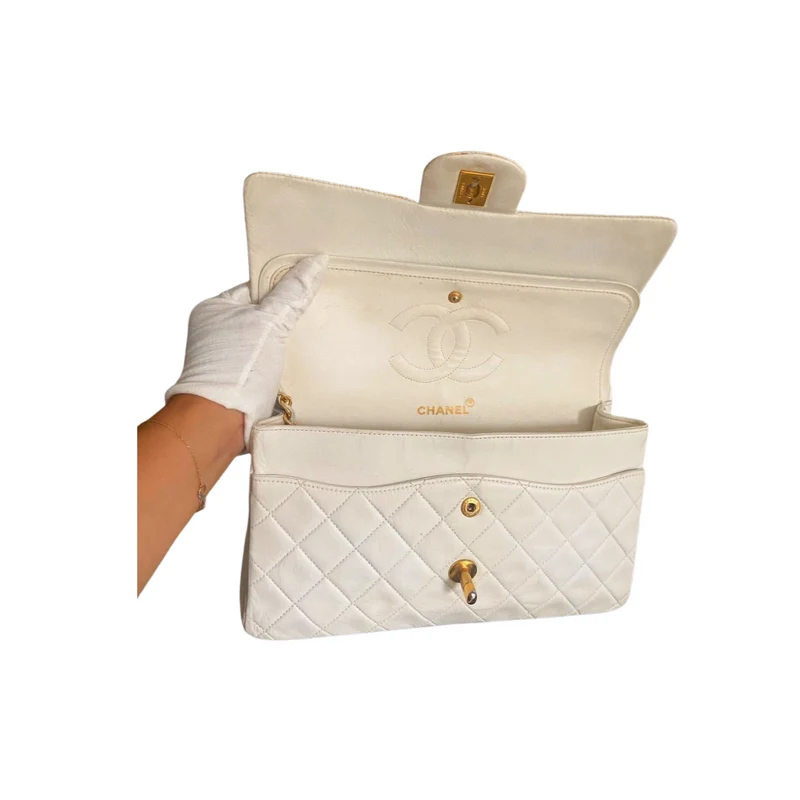Chanel White Vintage Medium Classic Flap Bag aus Lammleder mit 24 Karat Goldbeschlägen