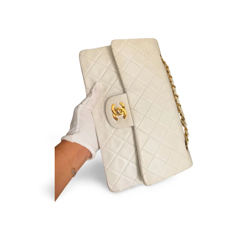 Chanel White Vintage Medium Classic Flap Bag aus Lammleder mit 24 Karat Goldbeschlägen