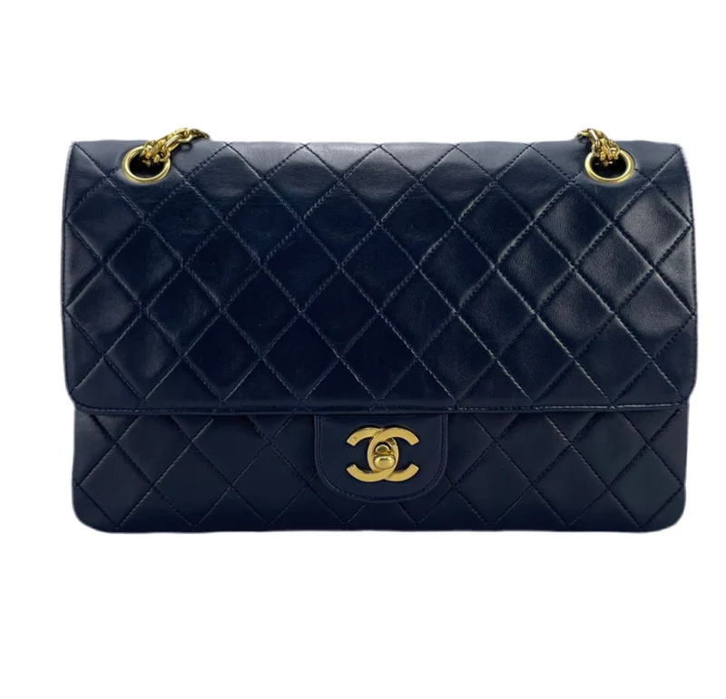 Chanel Schwarze Vintage-Tasche mit mittlerer klassischer Doppelklappe und 24-Karat-Goldbeschlägen