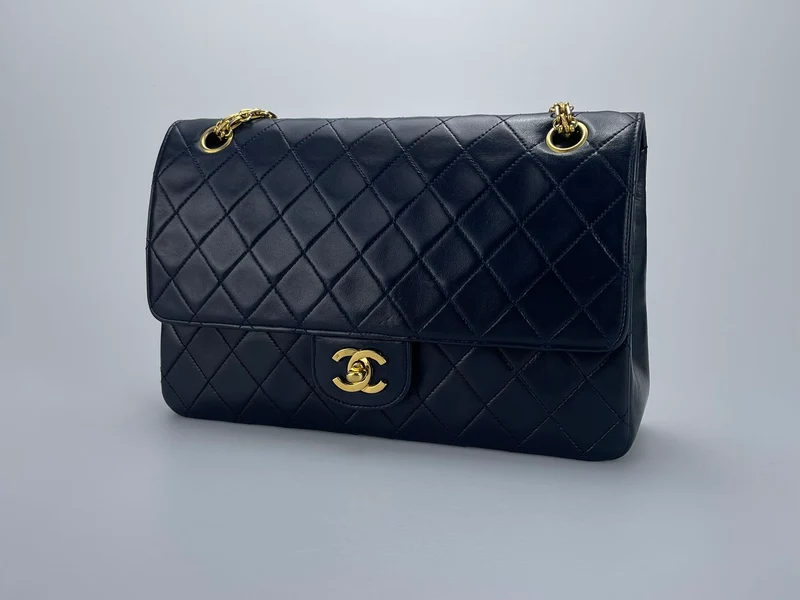 Chanel Schwarze Vintage-Tasche mit mittlerer klassischer Doppelklappe und 24-Karat-Goldbeschlägen