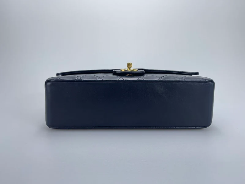 Chanel Schwarze Vintage-Tasche mit mittlerer klassischer Doppelklappe und 24-Karat-Goldbeschlägen