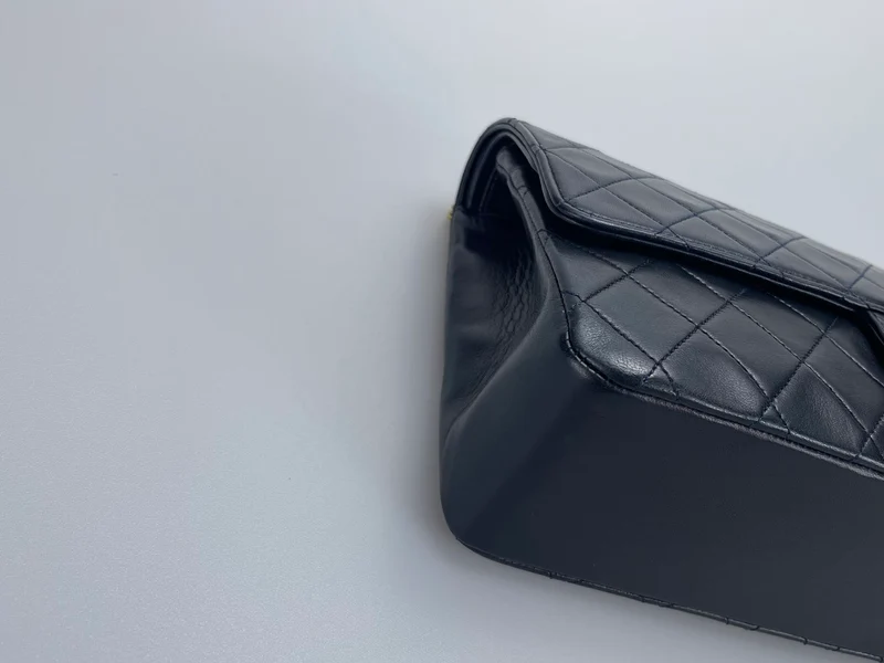 Chanel Schwarze Vintage-Tasche mit mittlerer klassischer Doppelklappe und 24-Karat-Goldbeschlägen