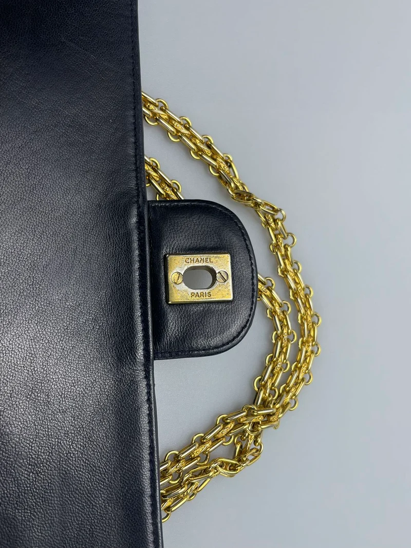 Chanel Schwarze Vintage-Tasche mit mittlerer klassischer Doppelklappe und 24-Karat-Goldbeschlägen