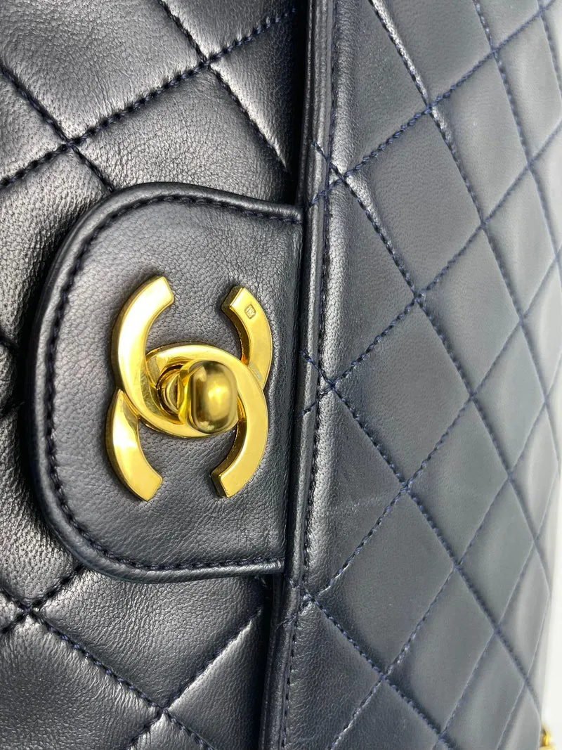 Chanel Schwarze Vintage-Tasche mit mittlerer klassischer Doppelklappe und 24-Karat-Goldbeschlägen