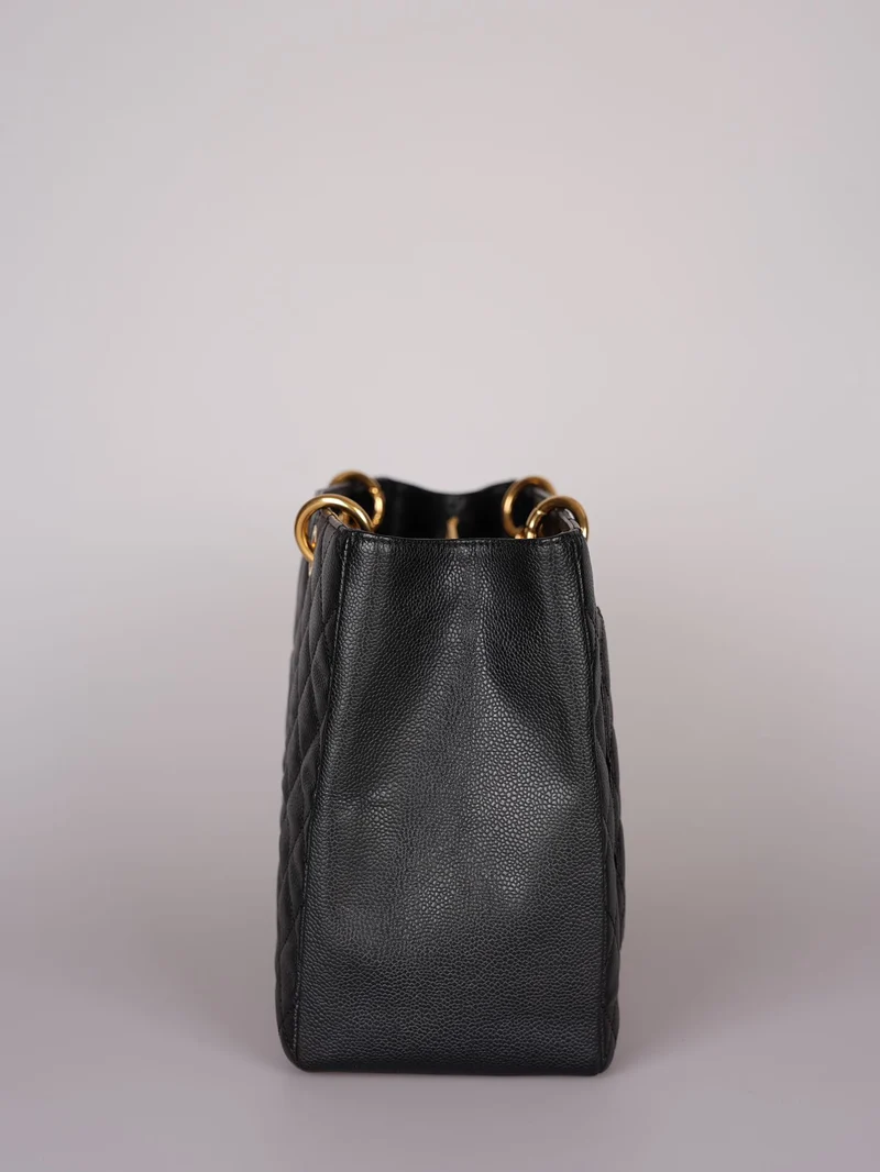 Chanel GST – Mittlere schwarze Tragetasche aus gestepptem Kaviarleder mit goldenen Beschlägen
