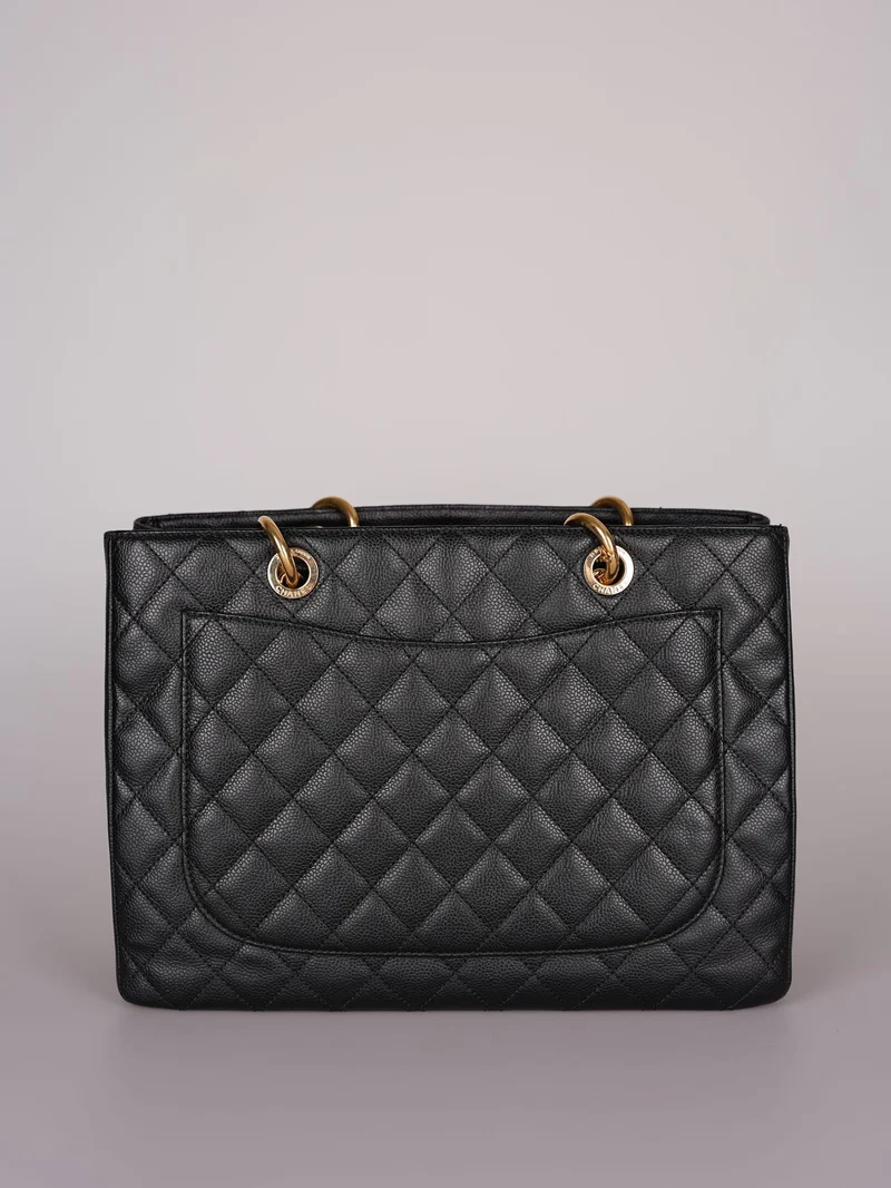 Chanel GST – Mittlere schwarze Tragetasche aus gestepptem Kaviarleder mit goldenen Beschlägen