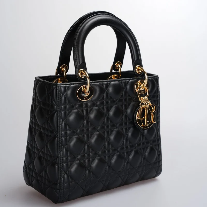 Christian Dior Schwarze mittelgroße Lady Dior Tasche aus Cannage-Lammleder mit goldenen Beschlägen