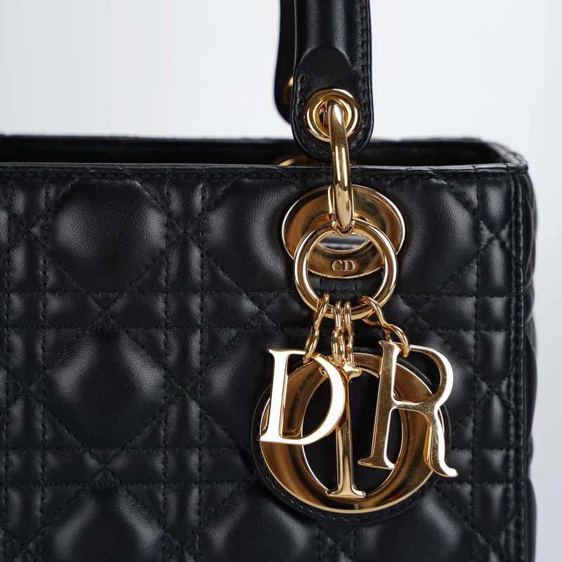 Christian Dior Schwarze mittelgroße Lady Dior Tasche aus Cannage-Lammleder mit goldenen Beschlägen