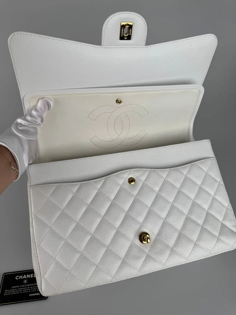 Chanel zeitlose Flap Bag Caviar Leder Maxigröße in weiß