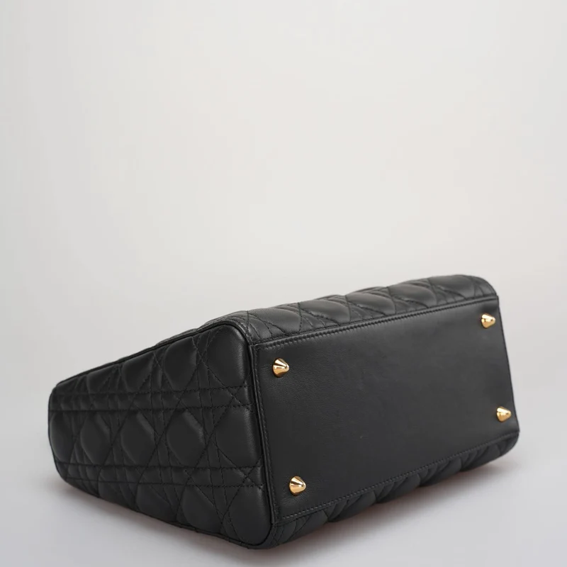 Dior Schwarze Lady Dior Tasche aus mittelgroßem Cannage-Lammleder mit goldenen Beschlägen ab 2016