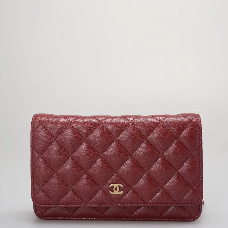 Chanel Burgunderrote Geldbörse an der Kette Woc Bag aus Kaviarleder mit goldenen Beschlägen