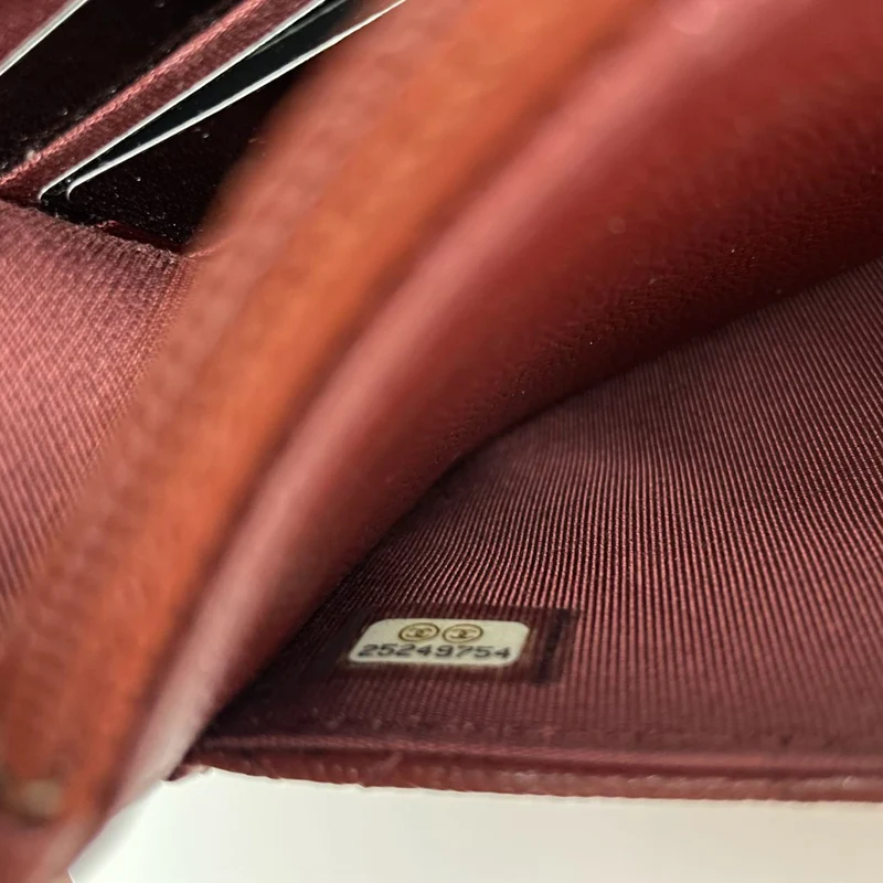 Chanel Burgunderrote Geldbörse an der Kette Woc Bag aus Kaviarleder mit goldenen Beschlägen