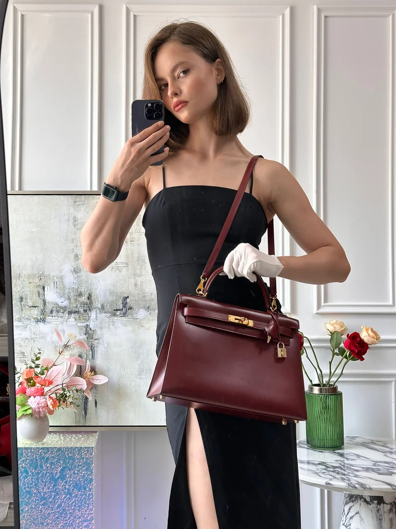 Hermes Kelly 32 Sellier Tasche aus burgunderfarbenem Boxleder mit goldenen Beschlägen von 2004